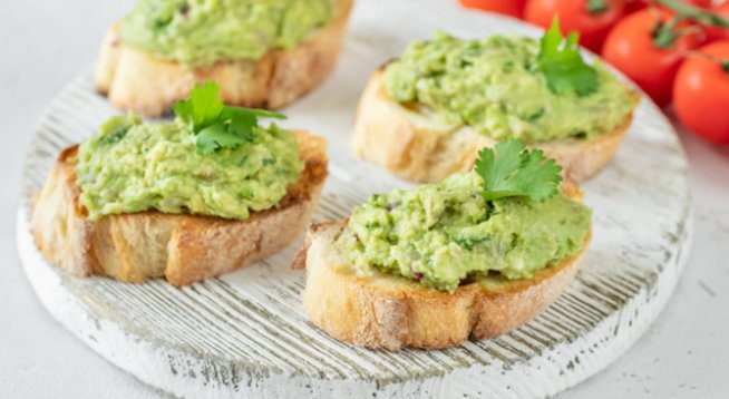 ½ авокадо
2 супени лъжици пресен кориандър, ситно нарязан
1 чаена лъжица лимонов сок 
¼ чаена лъжица лимонова кора, настъргана
1 щипка червен лют пипер
1 щипка сол
1 щипка черен пипер 
2 филийки хляб, препечен 