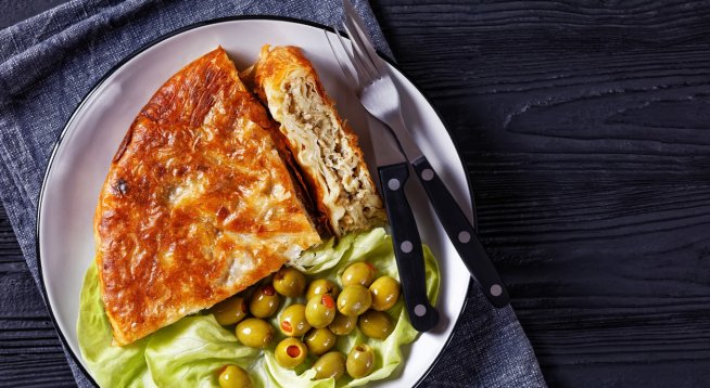 Вкусна баница с кайма и подправки