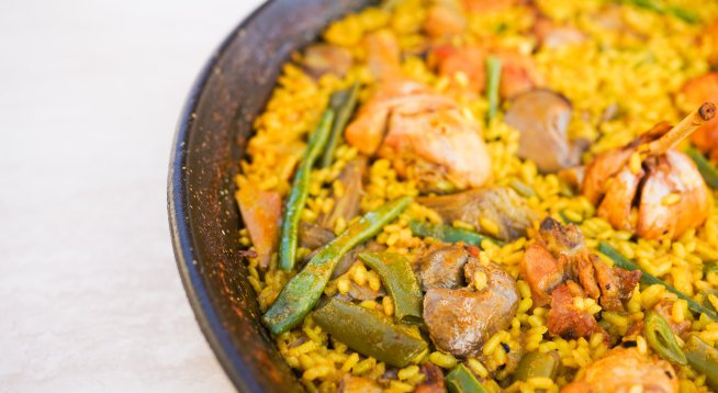Пиле с къри, ориз и боб. Снимка: istock