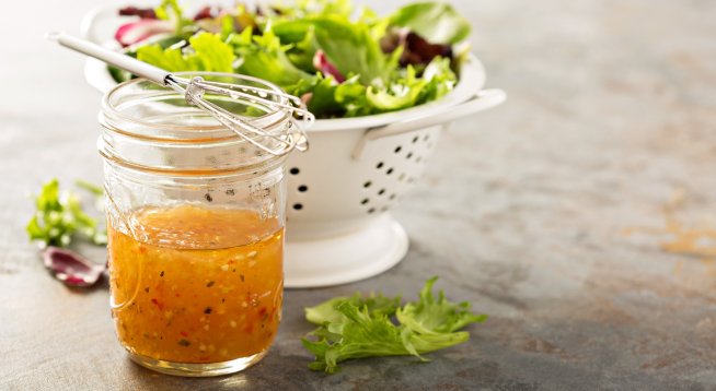 Ароматен дресинг за салата. Снимка: istock