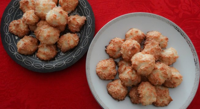 4 чаши брашно
300 г масло
1 и 1/3 чаши пудра захар
3 яйца
1 пакет бакпулвер
3 супени лъжици кокосови стърготини