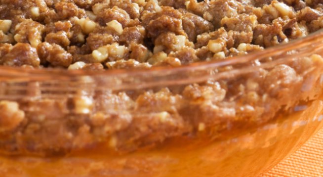 4 чаши сладки картофи, нарязани на кубчета
½ чаша захар
2 яйца, разбити
½ чаена лъжичка сол
4 супени лъжички масло, размекнато + 3 супени лъжици
½ чаша прясно мляко
½ супена лъжичка ванилов екстракт
½ чаша кафява захар
1/3 чаша брашно
½ счукани орехи