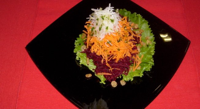 1 цвекло
1 морков
1 ябълка
1-2 листа зелена салата
стафиди за поръсване
зехтин
пресен лимонов сок
сол, черен пипер