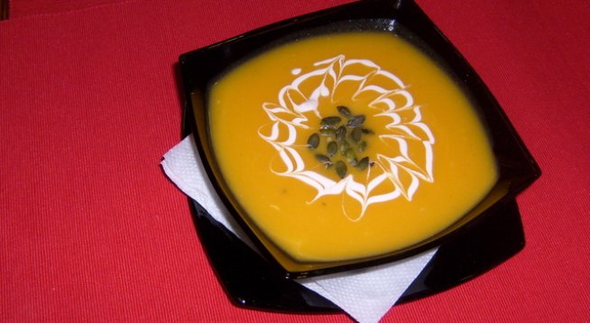 2 глави лук
2 кг обелена тиква
1/2 глава целина
2-3 скилидки чесън
200 мл мляко
50 мл течна сметана
100 г масло
чаена лъжичка мащерка
сол, черен пипер на вкус