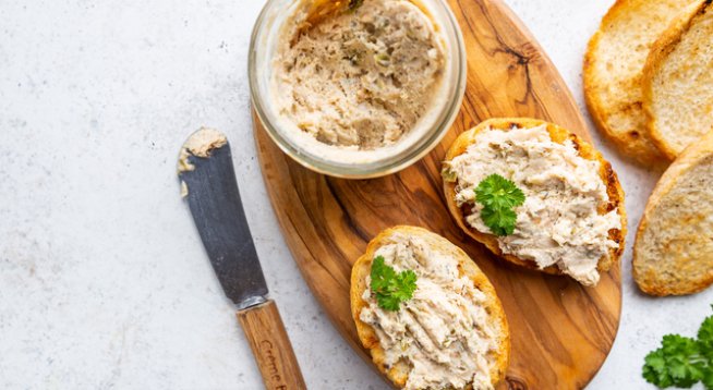 250 г сирене рикота
120 г пушена сьомга
зехтин и сол на вкус
1 с.л.каперси
лимонов сок на вкус – по желание