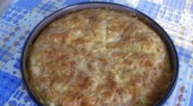 3 яйца 
1с. л. захар 
300 г сирене 
3с. л. олио 
1 и 1/2ч. ч. кисело мляко 
1ч. л. сода бикарбонат 
брашно колкото поеме (да стане гъста смес)