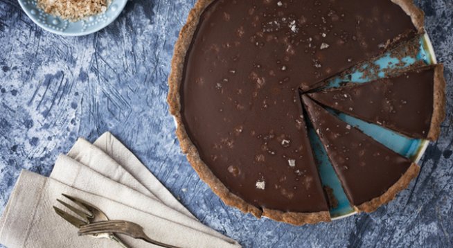 1 чаша кокосови стърготини
1 чаша малки претцели (натрошени)
½ чаша оризово брашно
½ чаша кокосово масло, разтопено
3 супени лъжици кафява захар
2 супени лъжици какао
1 чаша кокосово мляко
170 г тъмен шоколад, натрошен