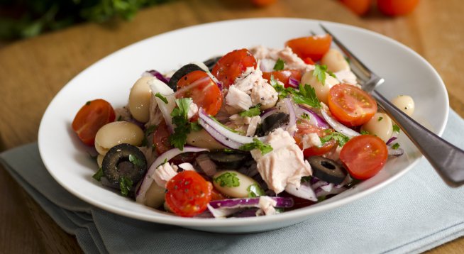 Салата с риба тон и бял боб