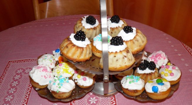 яйца – 3 бр.
кафява захар – 1 чаша 
олио – половин чаена чаша
есенция – каквато предпочитате
брашно – 1 чаена чаша
овесени ядки – 1 чаена чаша
кисело мляко – 1 чаена чаша
бакпулвер – 1 пакетче
шоколадови топчета - /настърган или начупен шоколад/

За украсата: маскарпоне, течна сметана, пудра захар, плодове, захарни топчета

