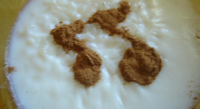 прясно мляко – 1 л

бисерен ориз – 1 ч.ч.

вода – 1 ч.ч.

захар – 1ч.ч.

канела /ванилия, сладко, плодове, орехи… каквото обичате/