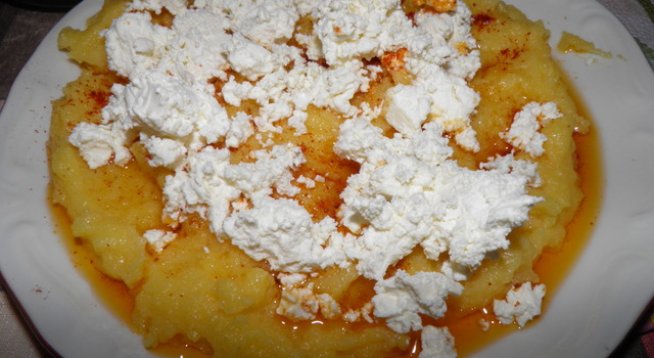 1 кг - царевично брашно 
3 л - вода 
сол
500 г - сирене 
масло
червен пипер
/пръжки по желание/