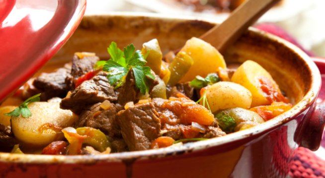 Продукти: 
пилешко месо (филе или пилешки пържоли от бут) 
свинско месо (нарязано на пържоли) 
телешко месо 
наденица 
бекон 
сметана 
пушено сирене 
1 чаша бяло вино 
гъби