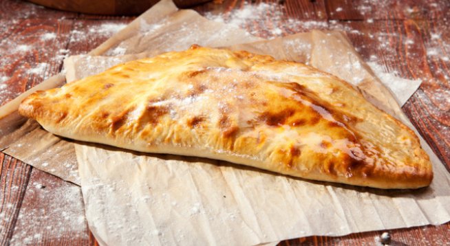 280 г риба тон
1 чаша настърган кашкавал
майонеза – на вкус
1кг тесто за пица
1 яйце