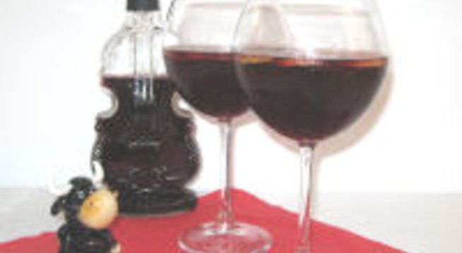 700 мл червено вино 
300 мл газирана вода 
200 мл бренди 
10 с. л. захар 
1 лимон, 1 ябълка, 1 кайсия – нарязани на тънки филийки. Могат да се добавят различни плодове, според предпочитанията.