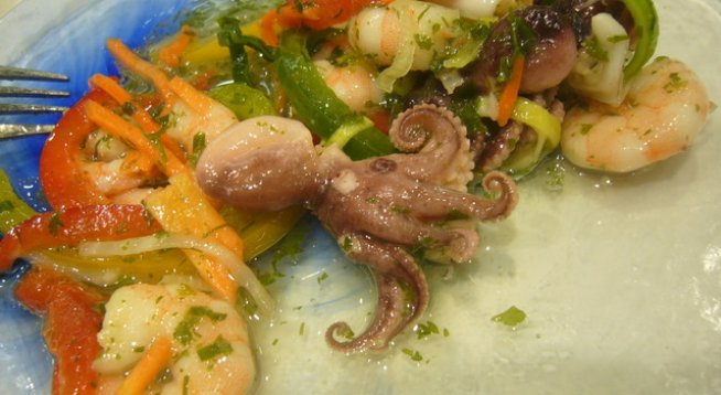 Сьомга с босилек, лимон и козе сирене