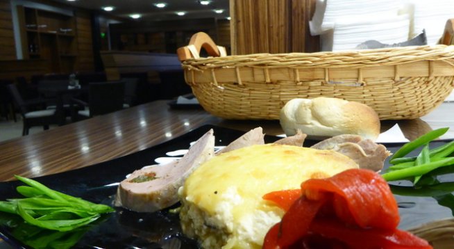 600 г свинско бон филе
400 г печени чушки
2 връзки пресен лук
огретен: тиква тип гъдулка
масло
яйца
брашно
сметана
сол
черен пипер
кашкавал за запичане
прясно мляко