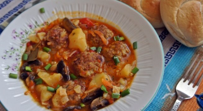 300 г кайма
200 г гъби
4-5 картофа
1 морков
галета
1 яйце
1/2 ч.ч.домати консерва
дафинов лист
скилидка чесън
джинджифил
червен пипер
сол
