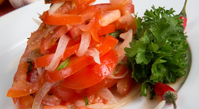 2 домата
2 червени чушки, печени, от буркан
1 краставица
1 глава лук
3-4 филенца аншоа
1 щипка сол
½ връзка магданоз
1 варено яйце
2-3 супени лъжици зехтин
1 супена лъжица балсамов оцет
