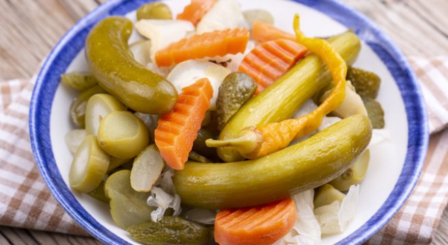 Пикантни кисели краставички и моркови