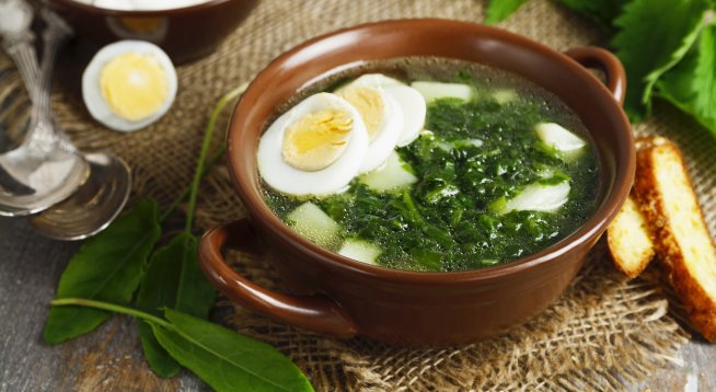 Евтина и бърза пролетна супа с коприва и ориз.