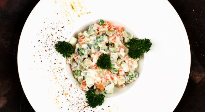 500 г печено или варено пилешко месо без кожа
2 краставици
300 г грах от консерва
3-4 стръка копър
1 малка глава лук – по желание
1 кутийка майонеза
сол на вкус

