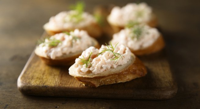 250 г крема сирене обикновено или с билки
120 г заквасена сметана
250 г пушена сьомга 
няколко стръка див лук
лимонов сок на вкус