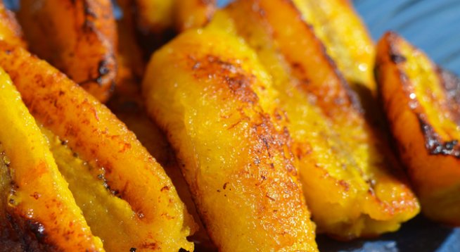 3 банана
2 супени лъжици масло, разтопено
3 супени лъжици мед
½ чаена лъжичка сол
½ чаена лъжичка канела