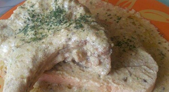 6 бр. свински котлети с кост
400 мл сметана за готвене
3-4 с.л. царевично брашно
сол и черен пипер на вкус
1-2 щипки бахар, смлян
1 щипка зеленчуков микс (подправка)
1 дафинов лист
1-2 щипки сушен/пресен магданоз по желание за поръсване