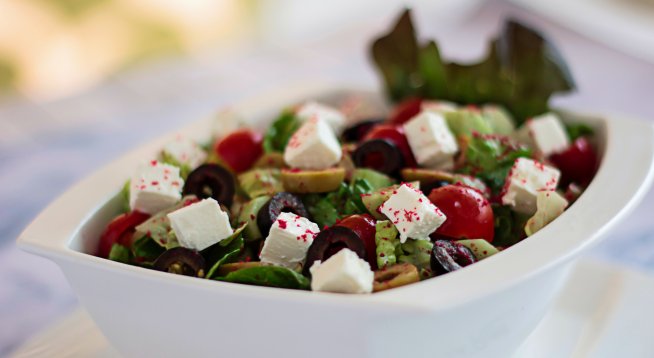 Ароматна салата с краставици, маслини и фета