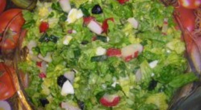 2 големи салати 
1 вр. репички 
1 вр. лук 
2 стръка чесън 
магданоз 
2 яйца 
маслини