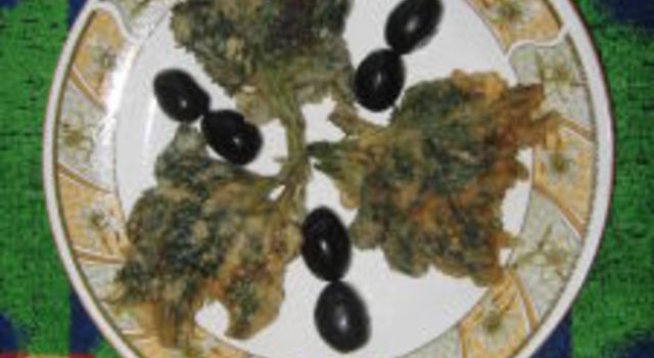 Панирана коприва, гарнирана с маслини