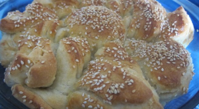 1 пакетче мая
800 г брашно
1 ч. ч. прясно мляко
1 ч. л. сол
1 пакетче 120 г масло
1 жълтък
2 суп. лъж. сусам