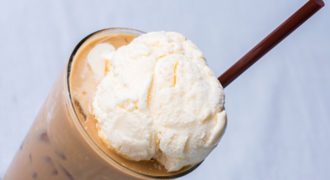 50 мл студено инстантно кафе 
50 мл  студено прясно мляко 
1 малък банан
няколко ягоди
мед
лед