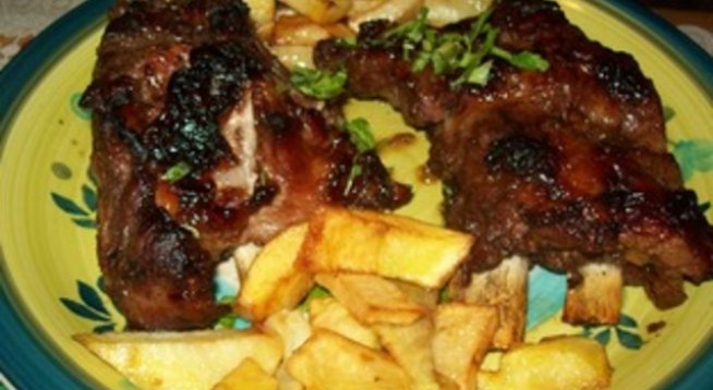 1 кг свински ребра  
2-3 с.л. мед  
2 с.л. зехтин  
2 с.л. лимонов сок  
канела  
черен пипер  
сол