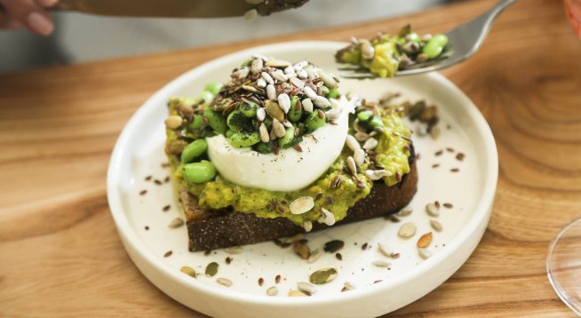 Протеинов тост с авокадо и бурата