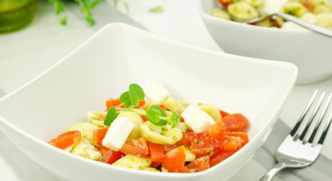 1 и ½ сварена паста
3 супени лъжици песто или на вкус 
1 супена лъжица зехтин екстра върджин
¼ чаена лъжичка сол или на вкус 
¼ чаена лъжица чесън на гранули или прах 
1/8 чаена лъжица черен пипер 
½ чаша чери домати на половинки 
½ чаша малки топки моцарела 
2 листа пресен босилек, нарязани