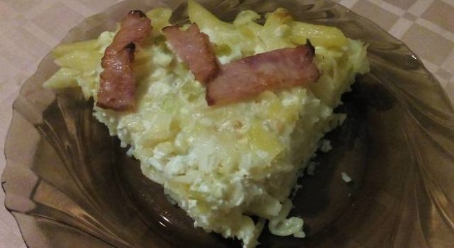 500 г макарони
2-3 стръка праз според вкуса
200 г сирене
1 чаша кисело мляко
3 яйца
пакетче масло
200 г бекон