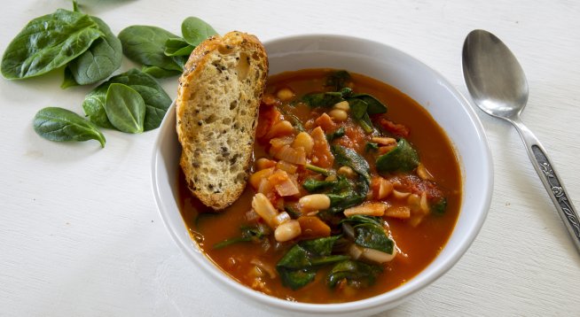 Кокосова супа с боб, спанак и сладки картофи