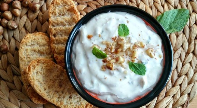 200 г краве сирене (Lacrima)
300 г кисело мляко
2 с. л. лешници
30 мл зехтин
1 стрък мента
сокът от 1/4 лимон