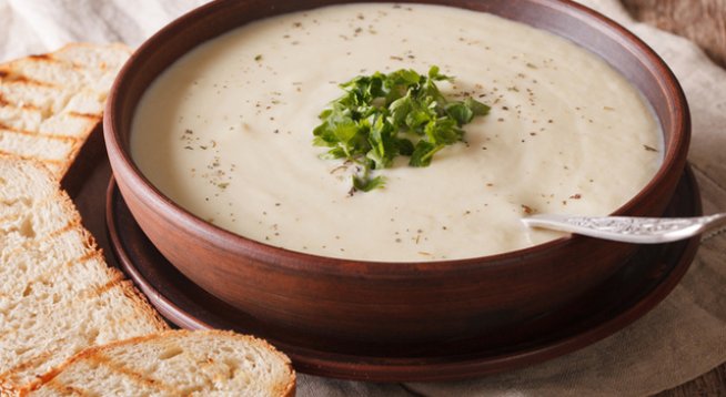 2 супени лъжици зехтин
1 стрък праз лук, нарязан
Сол на вкус
1 литър зеленчуков бульон
1 глава карфиол, начупен на розички
1 чаша бадемово мляко
1 чаша лешници, нарязани
1 шепа градински чай, сушен
Черен пипер на вкус