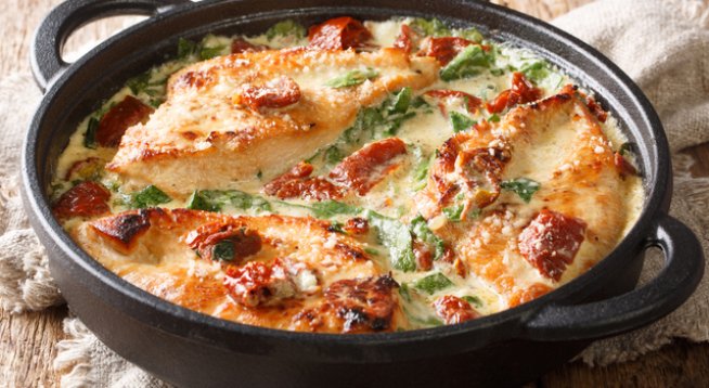 1 килограм пилешки гърди, без кожа
сол и черен пипер на вкус
3/4 чаена лъжичка сладък/пушен червен пипер
1 чаена лъжичка сух риган
1 чаша течна сметана за готвене
1 супена лъжица царевично нишесте
3 стрити скилидки чесън
няколко люти чушки, може и мариновани
200 г настъргано сирене чедър
1 чаша пресен спанак, нарязан