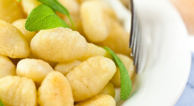 1 кг картофи
2 големи жълтъка
сол на вкус
½ чаша брашно
4 супени лъжици масло
черен пипер на вкус
200 г пармезан