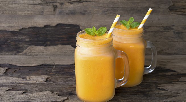 Лятно смути с манго и портокал