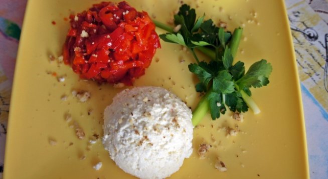 1 печена червена чушка
100 г сирене
зехтин
сол
черен пипер
чесън
перца зелен лук
магданоз
орехови ядки