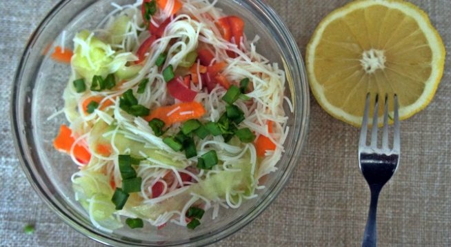 оризови спагети 
морков
краставица
червена чушка
зелен лук
ленено семе
сух кориаддър
червен лют пипер по желание
сол
зехтин
лимонов сок