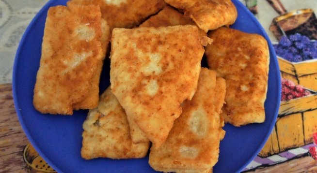 За тестото
2 ч.ч. брашно
1/2 ч.ч. кисело мляко
1 бакпулвер
щипка сол
1/2 ч.л. олио
1 яйце
1/2 ч.ч. натрошено сирене
За плънката
гъби печурки 
праз
чубрица
