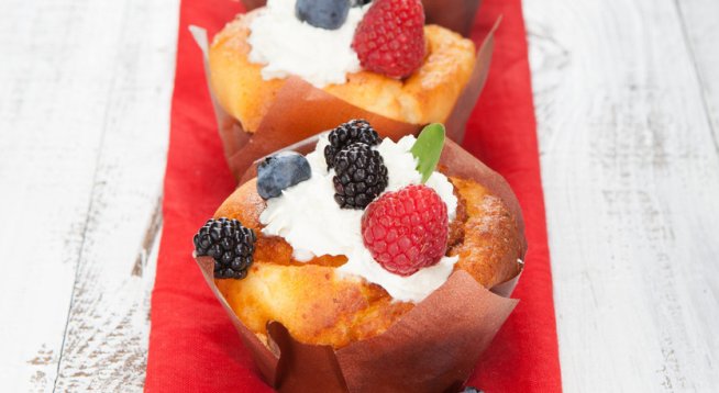 Мъфини от козунак с горски плодове