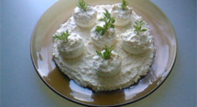 5 яйца
200 г извара
200 г кисело мляко
черен пипер и сол на вкус