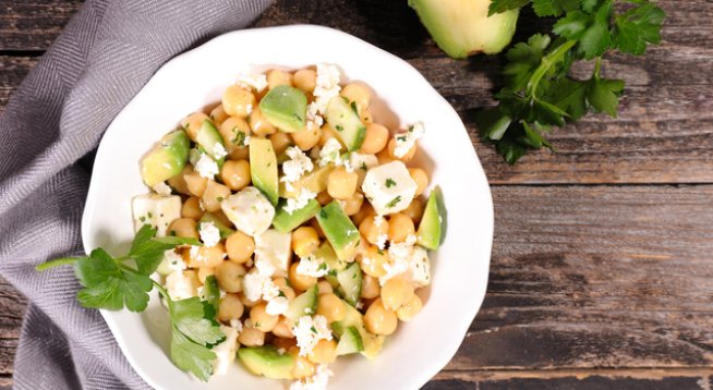 1 голяма краставица, нарязана на ситно
430 г нахут от консерва
3 супени лъжици лимонов сок
1/4 чаша нарязан пресен магданоз
2 супени лъжици нарязана прясна мента – по желание
сол и черен пипер на вкус
3 супени лъжици екстра върджин зехтин
230 г сирене фета