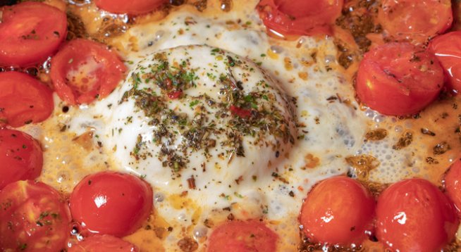 1 кг чери домати
2-3 с.л. зехтин екстра върджин
сол и черен пипер на вкус
1 стрита скилидка чесън – по желания
3 топки сирене моцарела или бурата
листа пресен босилек на вкус